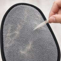 Hilillos de pelo de mascota enganchados en el tejido gris del guante